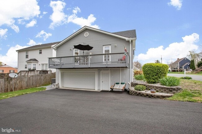 Building Photo - 6117 Riverview Dr