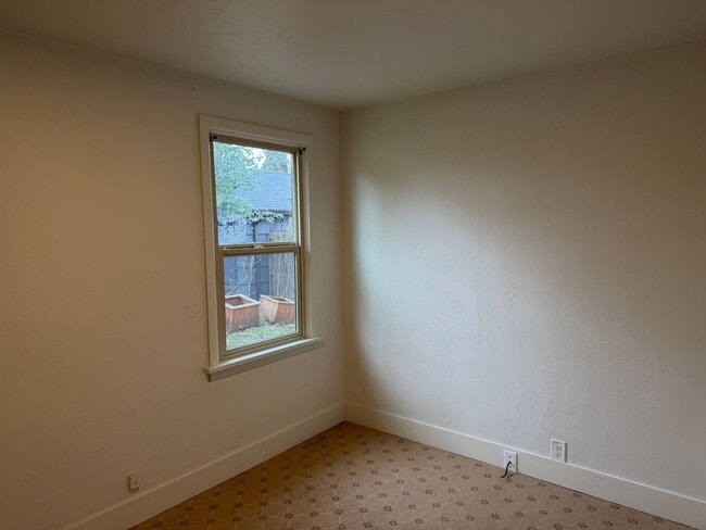 Building Photo - Charming 2 bed 1 bath house in a great neighborhood!