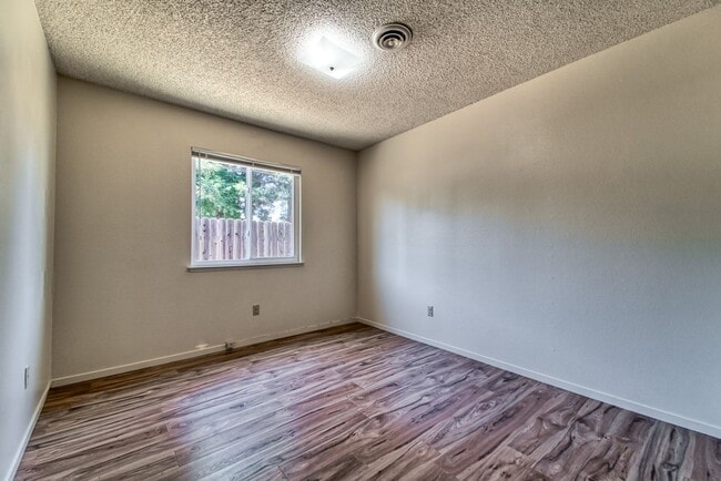 Building Photo - 4 bedroom 2 1/2 bath house in Yuba City