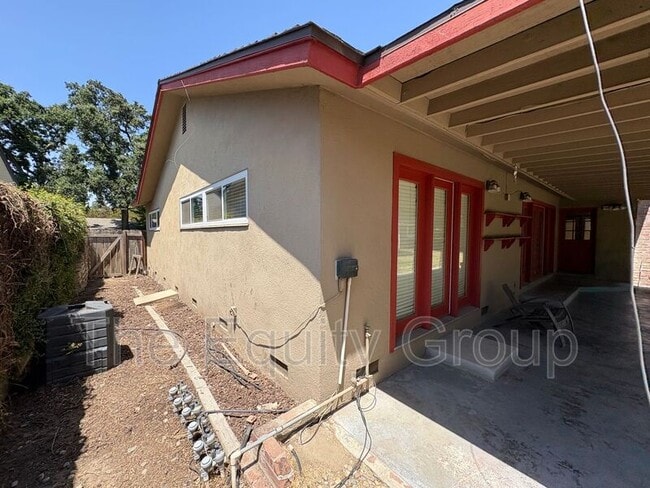 Building Photo - 1505 W Laurel Ave
