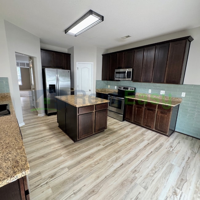 Building Photo - 1005 Silver Charm Cir