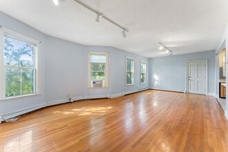 Building Photo - 42 Woodlawn St
