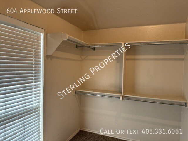 Building Photo - 604 Applewood St