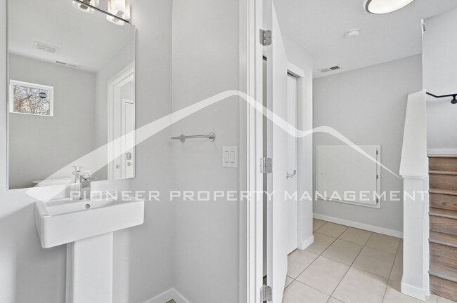 Building Photo - Gorgeous Townhome with Central AC and Rooftop Deck