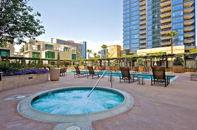 Building Photo - "Stylish 1-Bedroom Condo with Stunning Views in Vibrant San Diego!"
