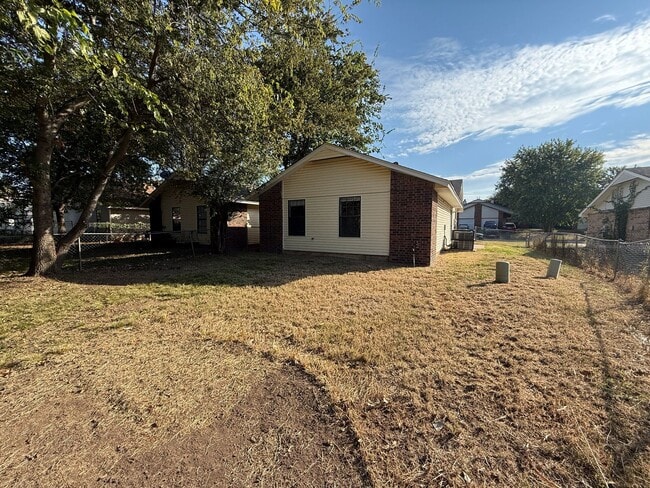 Building Photo - 5728 S Vancouver Ave