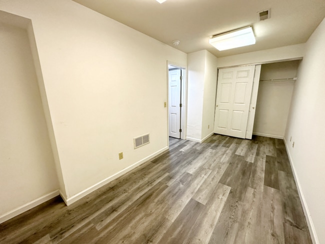 Building Photo - 1114 S Charlemagne Dr