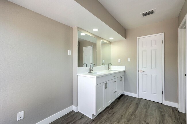 Building Photo - Huge one bedroom condo close community pool and tennis courts.
