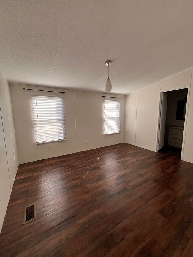 Building Photo - Mobile home in country setting (six month lease)