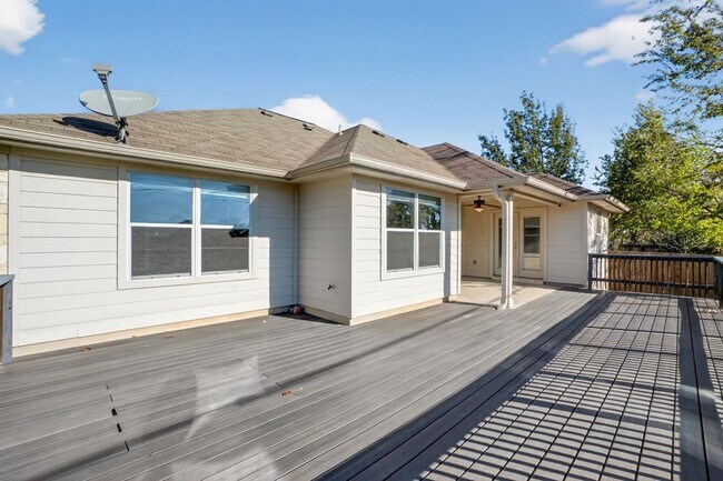 Building Photo - 219 Valley Oaks Loop