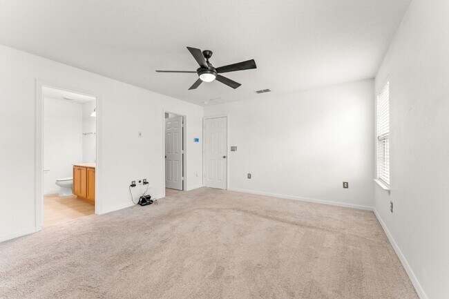 Building Photo - Spacious 3-Bed, 2.5 Bath End Unit Townhome in Windermere with 2 Car Garage!