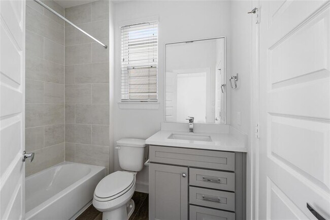 Building Photo - 2737 Clinton Dr