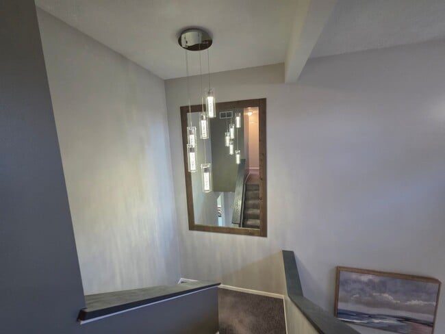 Building Photo - Spacious Town Home in Brighton Heights!