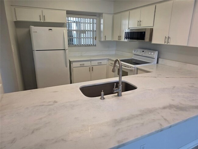 Building Photo - 6826 Stonesthrow Cir N