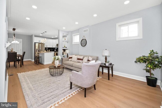 Building Photo - 504 W 26th St