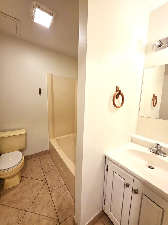 Building Photo - 13 Sailors Way