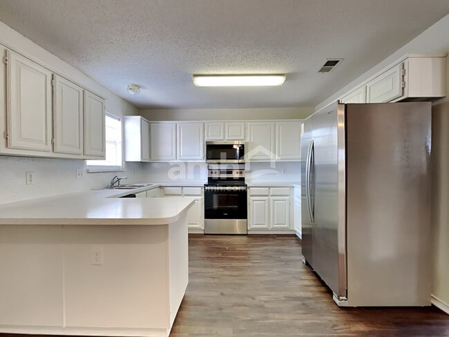 Building Photo - 1008 Kenbob Cir