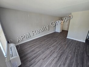Building Photo - Renovated apartment in downtown Columbia -...