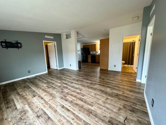 Building Photo - Spacious Home on the Flats with New Applia...