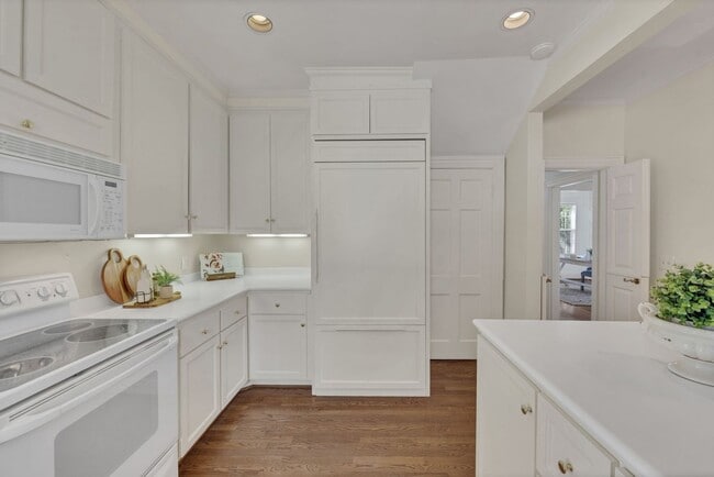 Building Photo - Luxury unfurnished 4BR/4.5BA Tudor in Belle Meade Links.