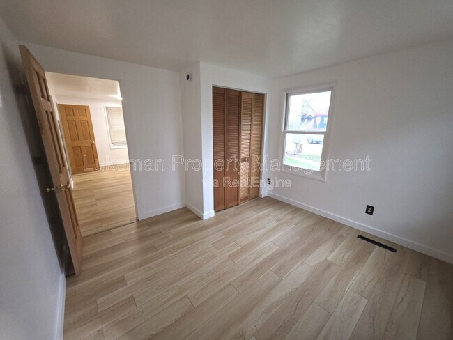 Building Photo - 822 W Main St