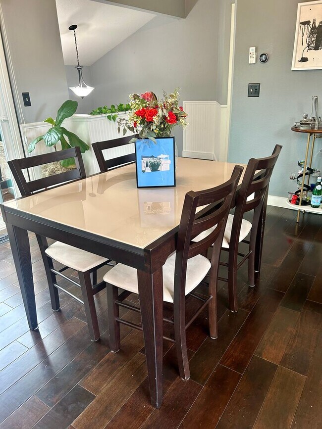Building Photo - Willow Glen Townhome with Gorgeous Patio