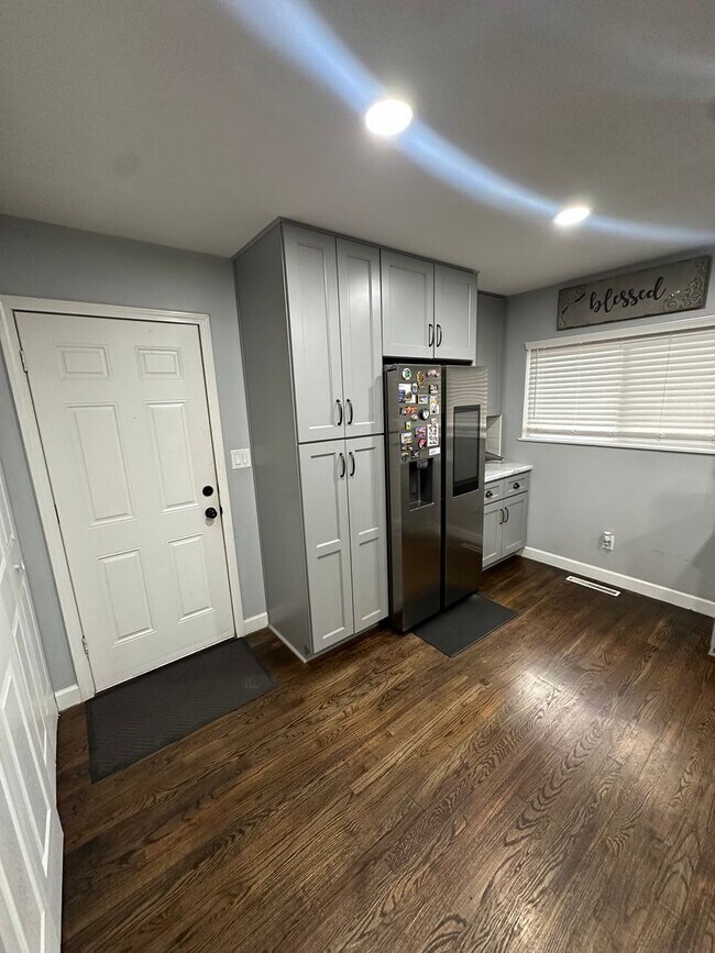 Building Photo - Brentwood - 3 bedroom, 1.5 bathroom, 1 car...