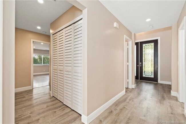 Building Photo - 4590 SE Glen Ridge Trail
