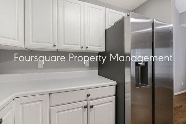 Building Photo - End Unit Town Home | 2nd Floor Loft | Wash...