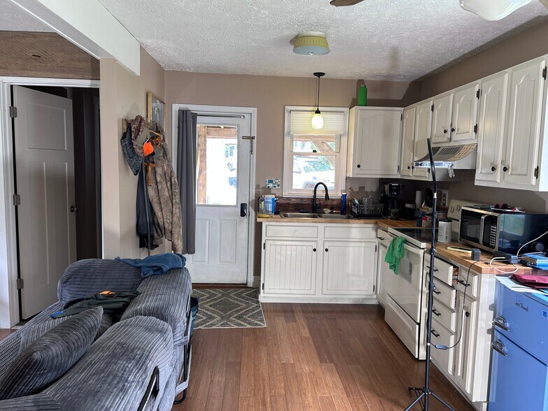 Building Photo - 113 Castlerock Dr