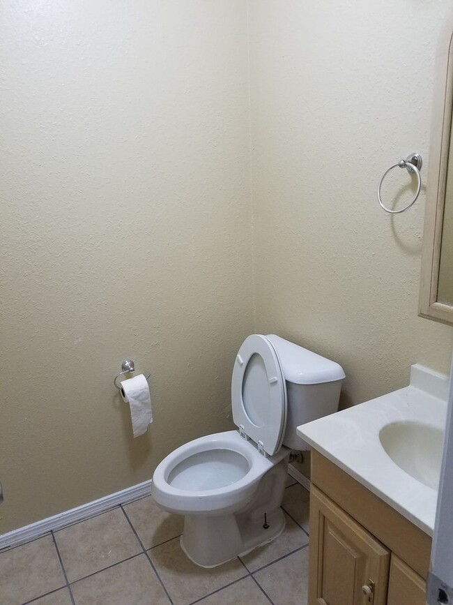 Building Photo - 2 Bedroom, 1.5 Bathroom 1st Floor Condo wi...