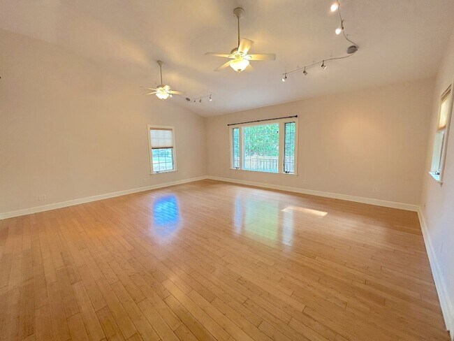 Building Photo - 54 Falligant Ave