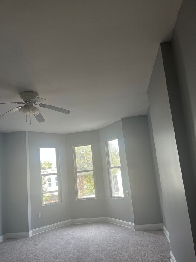 Building Photo - Spacious 3 bedroom 1.5 Bathroom Townhome