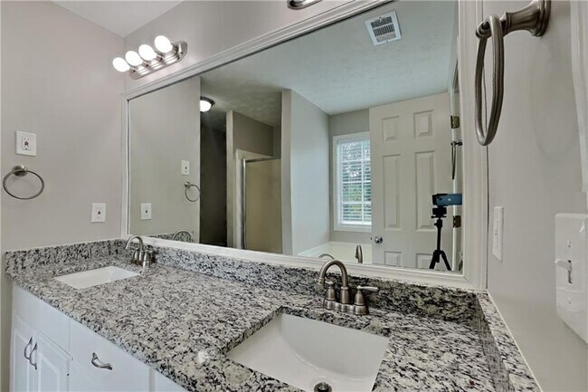 Building Photo - 2048 Glen Hope Trace
