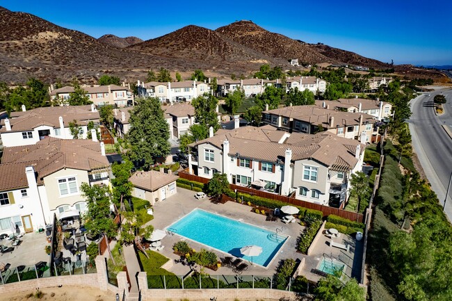 Building Photo - 2 bedroom Condo with an attached garage an...