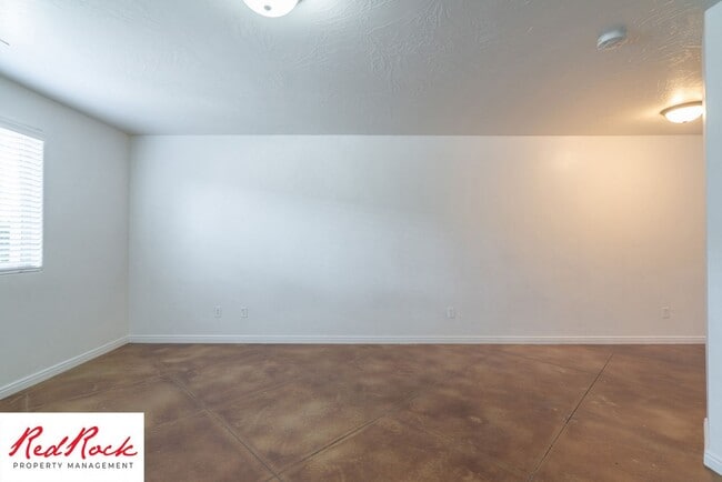 Building Photo - End Unit, DOG-FRIENDLY 3 Bedroom Townhome ...