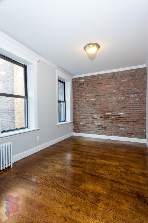 Building Photo - 346 E 18th St