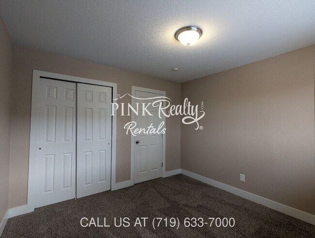 Building Photo - 2545 Lelaray St