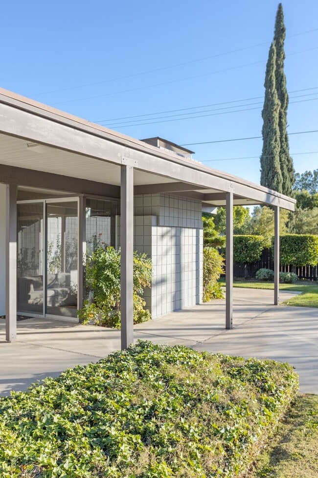 Building Photo - Stunning Mid-Century Modern 4 BR 3 BA with Bonus Room and Office