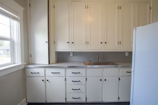 Building Photo - Move-in Special: Enjoy Modern Convenience w/Vintage Charm + Complimentary Laundry!
