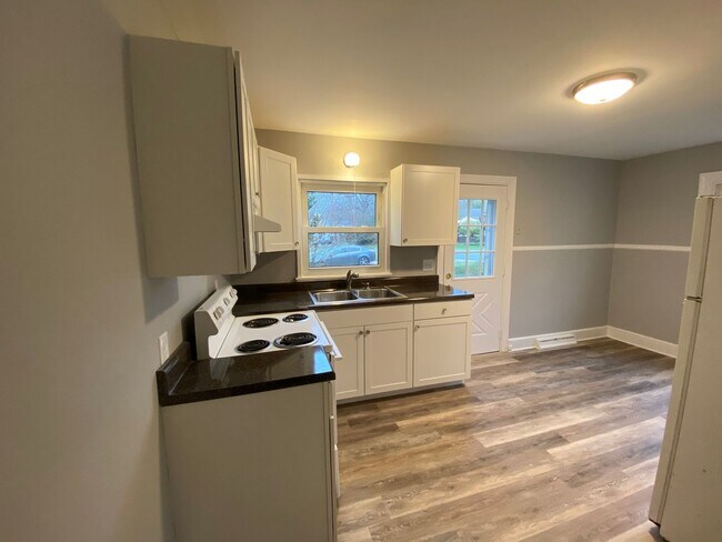 Building Photo - 3 Bedroom 1 bath in Burlington, COMING SOON!