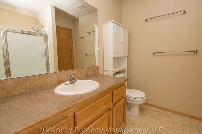 Building Photo - Light and bright 3 bedroom, 2 bath home - 1 dog considered!