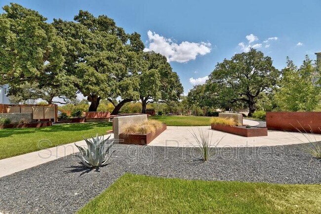Building Photo - 801 N Bluff Dr