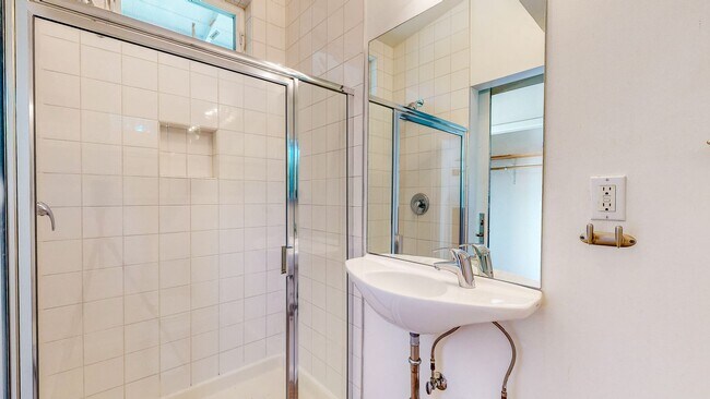 Building Photo - Beautiful 2 Bedroom 2 Bathroom Single Fami...