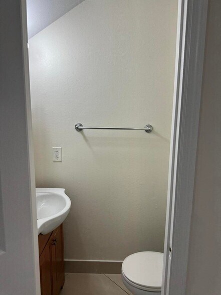 Building Photo - 881 Camellia Dr