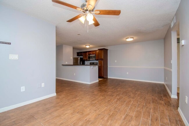 Building Photo - 1BR + Den Condo with Exclusive Move-In Incentive