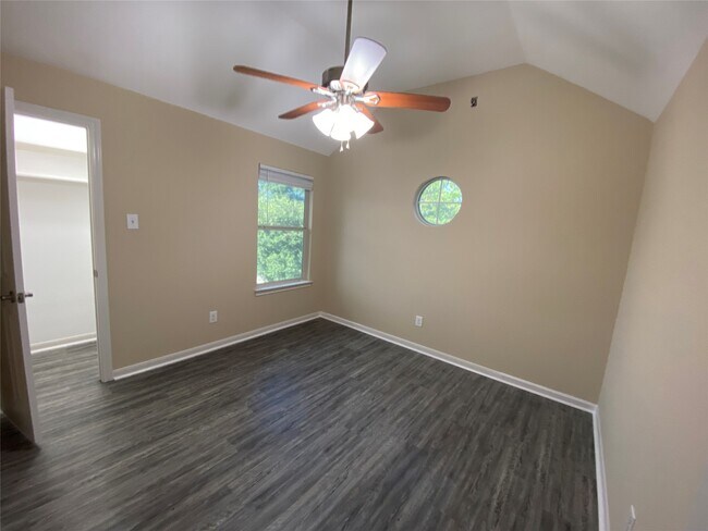 Building Photo - 4903 Summer Ridge Dr