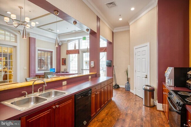 Building Photo - 400 Symphony Cir