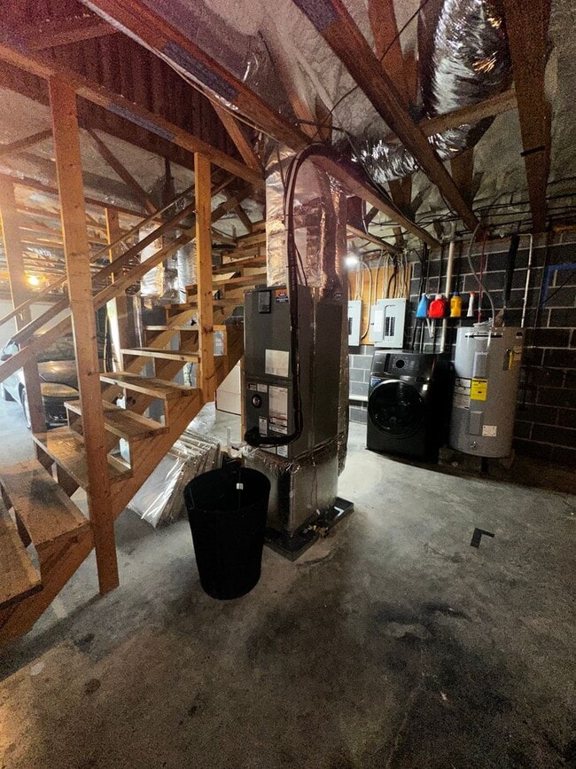 Building Photo - E. Morristown - 2 bed/1 bath duplex with b...
