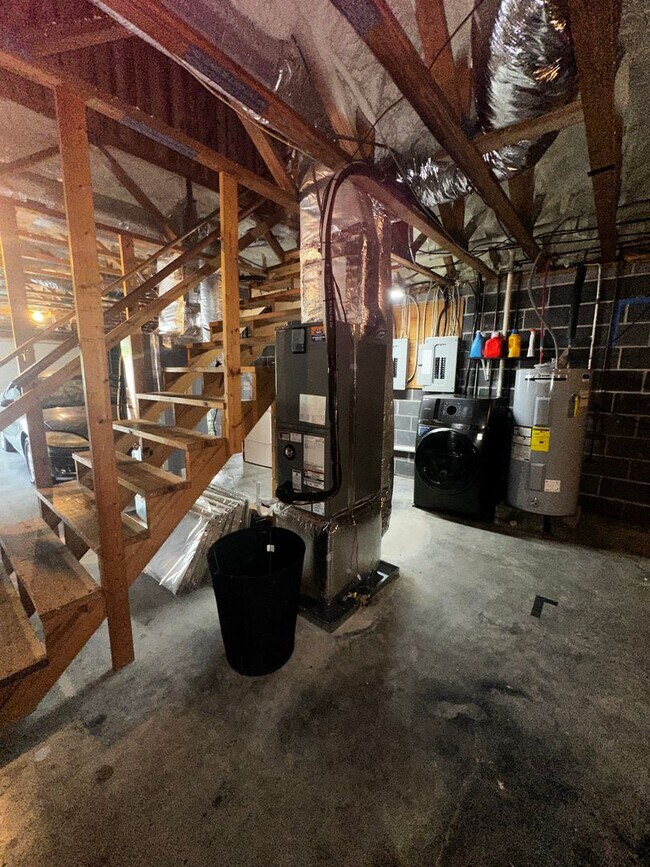 Building Photo - E. Morristown - 2 bed/1 bath duplex with basement garage